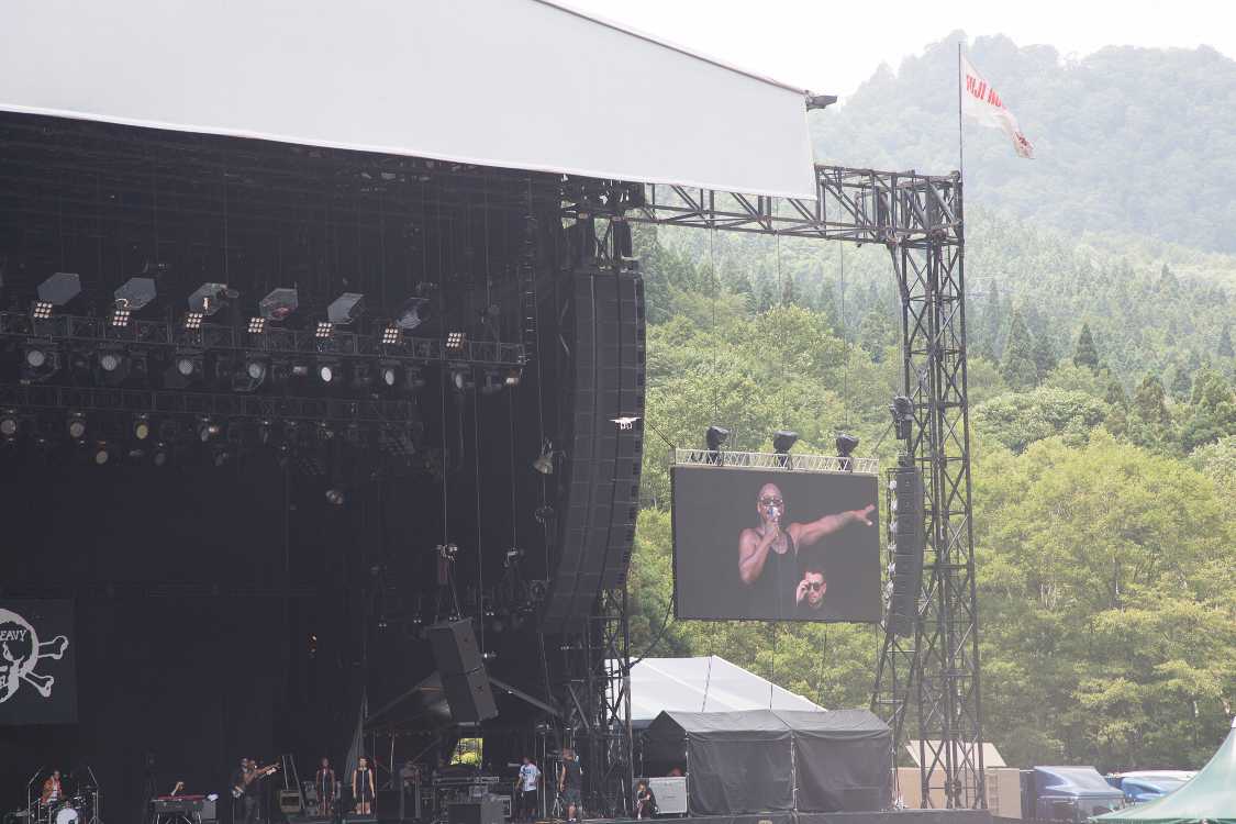 スピーカーの真ん中あたり。