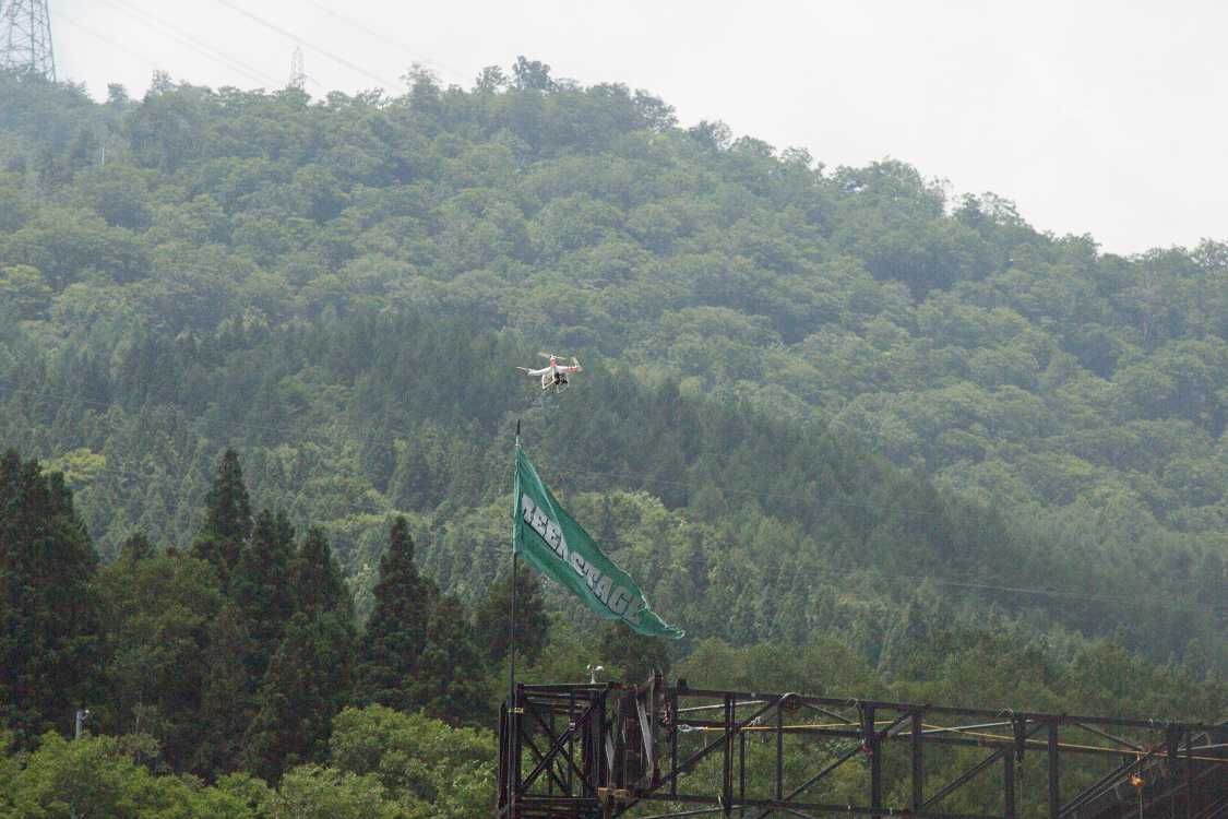 カメラ搭載のヘリコプターとみられる。