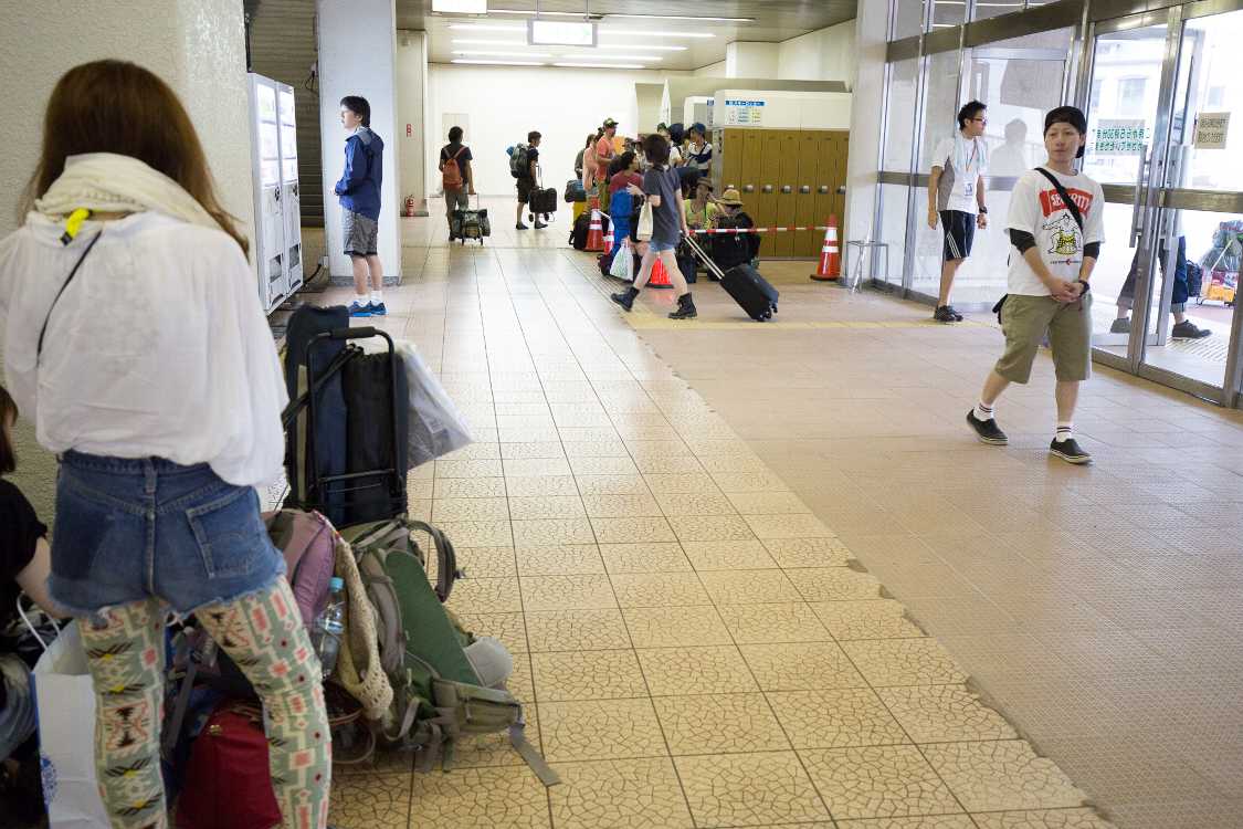 越後湯沢駅のエスカレーターを降りたところ。木曜10時50分ごろ。