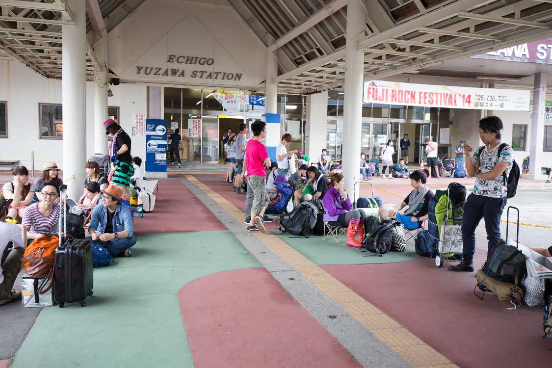 右がシャトルバス、左が路線バスの行列。