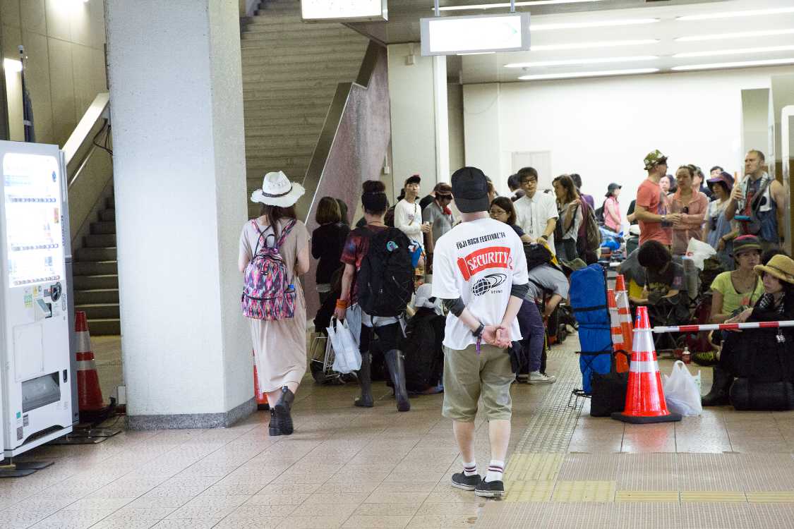 駅内の行列。木曜11時半ごろ。