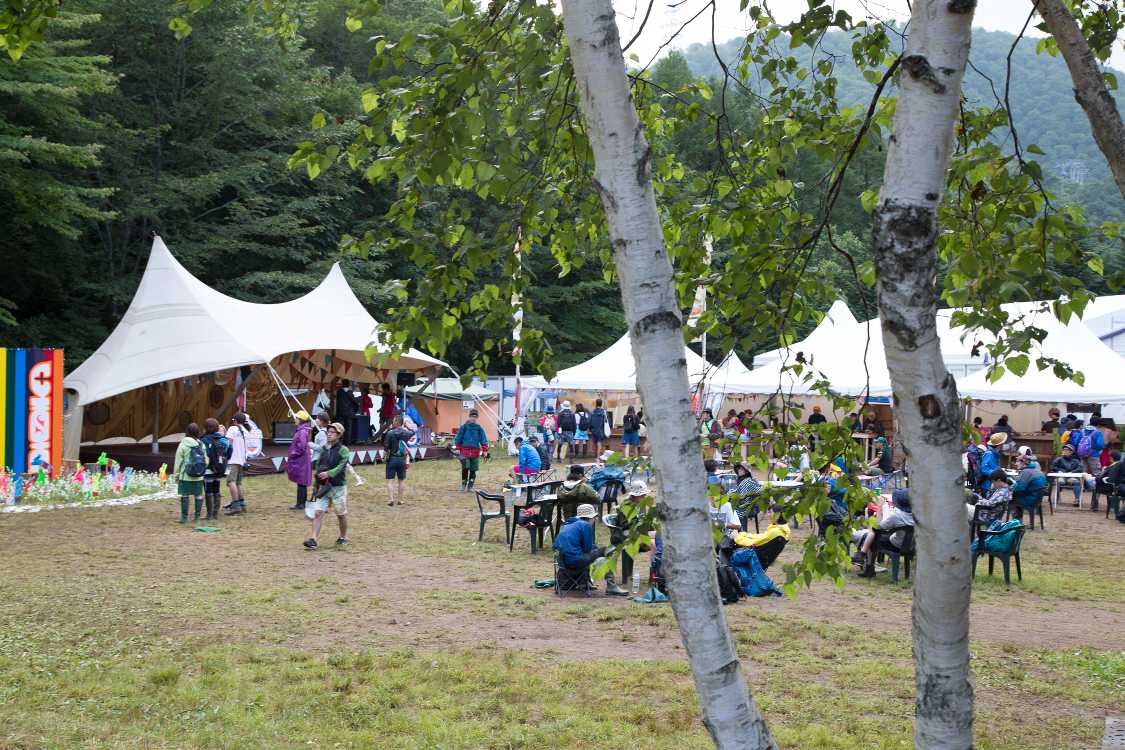 ストーンドサークルのカフェドパリ側。