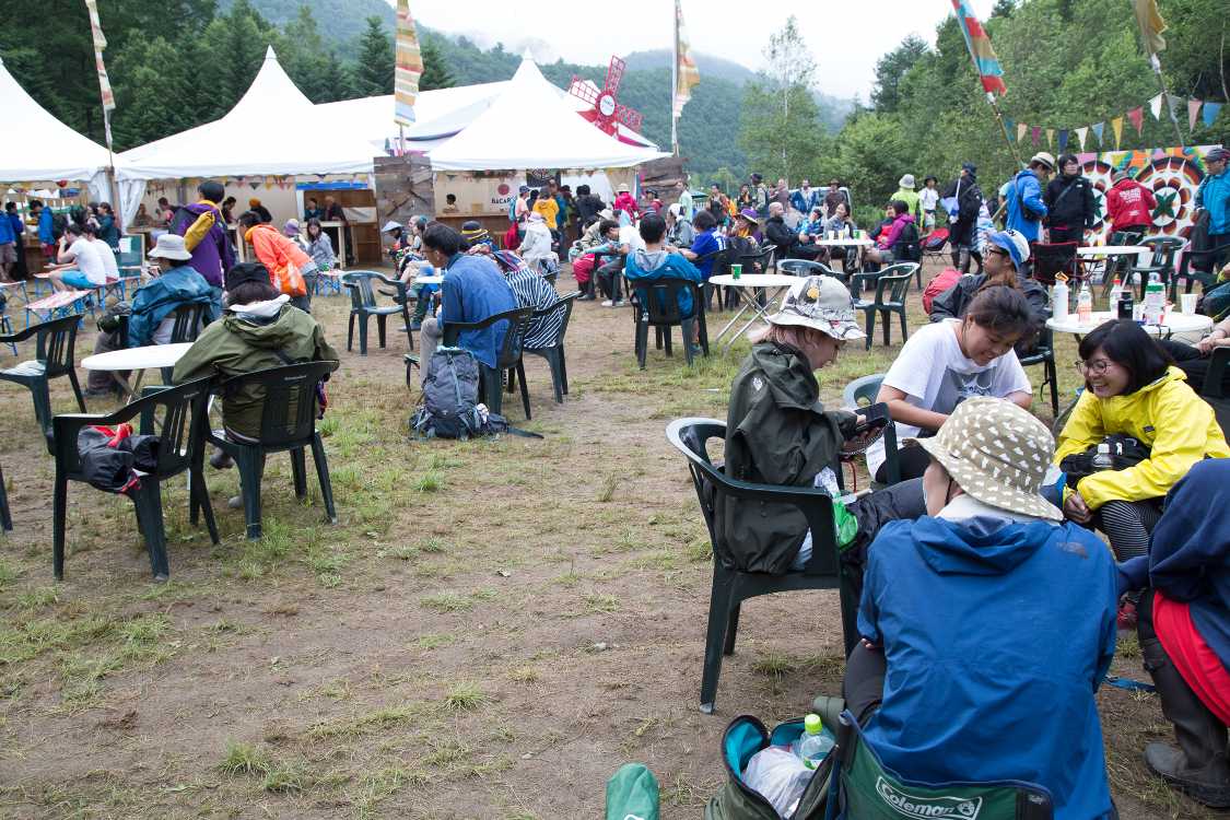 飲食店前のテーブルといす。