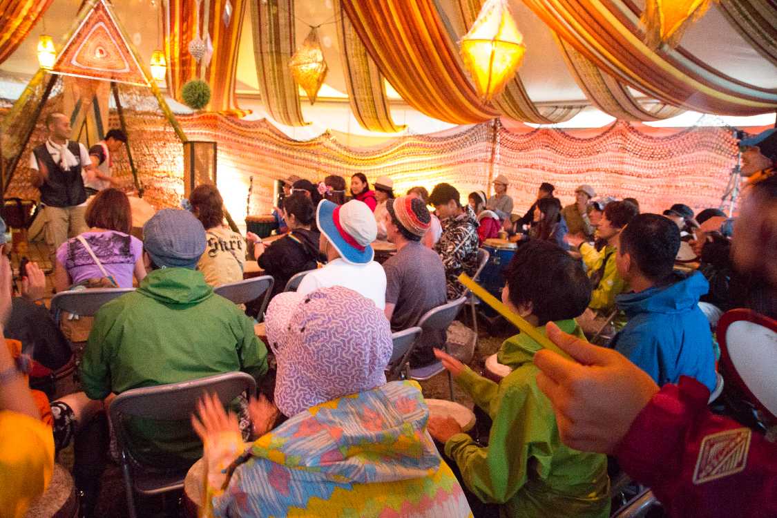 全員が前の人に合わせてパーカッションを叩く。