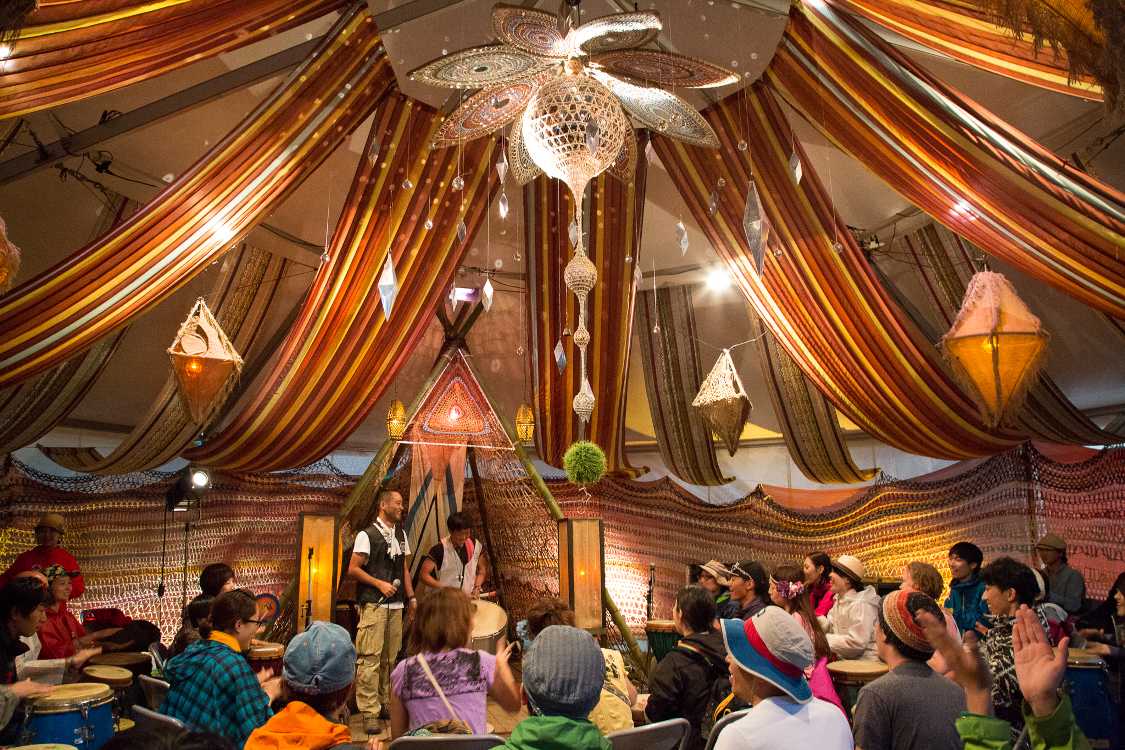 1日4回あるドラムサークルのうち、これが日曜の4回目。日曜の3回目まではドラムセットがあったという。