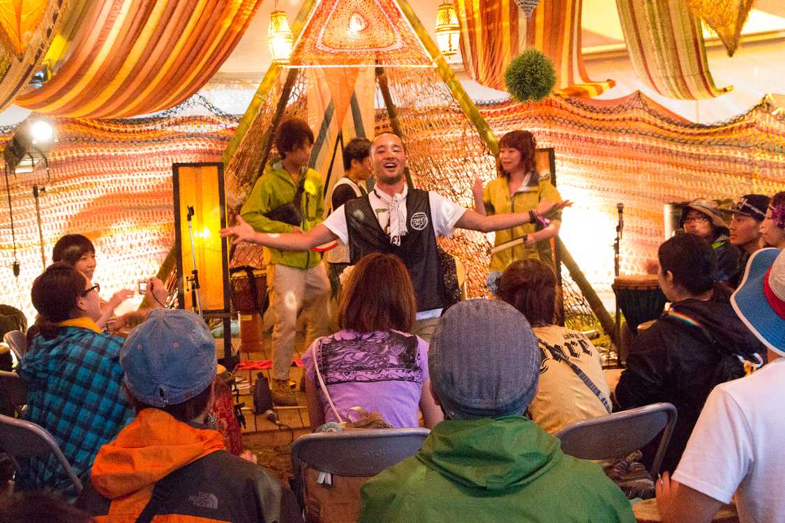 後ろの人は選ばれた客。