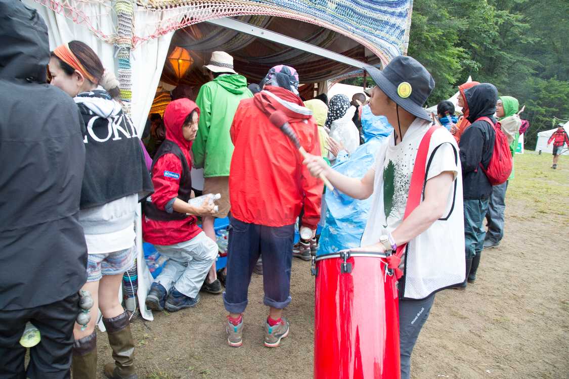 外でも音に合わせてドラムを叩く。