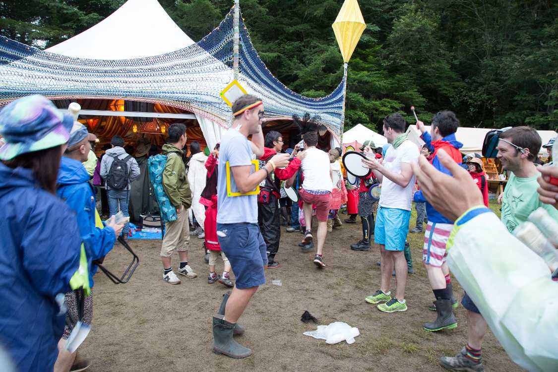 テントの外でも盛り上がる。