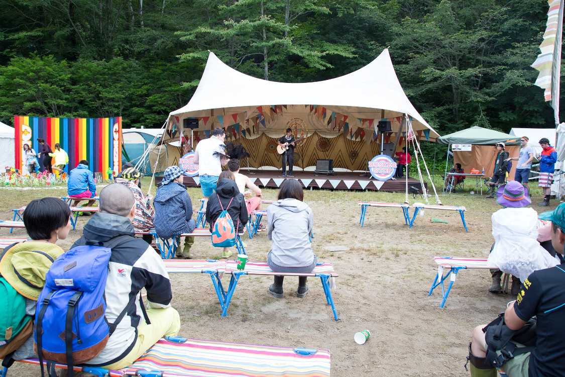 ステージに楽器はなく、ギターの弾き語りくらいならできる。