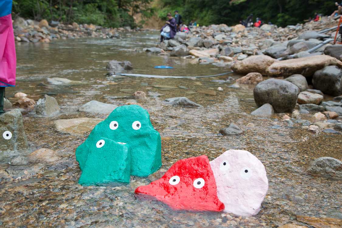 この石は持ち帰ってもいいことになっているが、かなり重い。