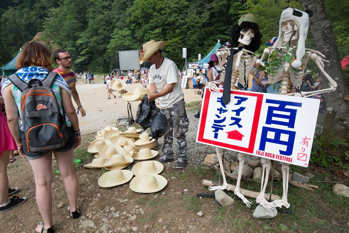 以前とんがり帽子を売っていた人。麦わら帽子になっていた。