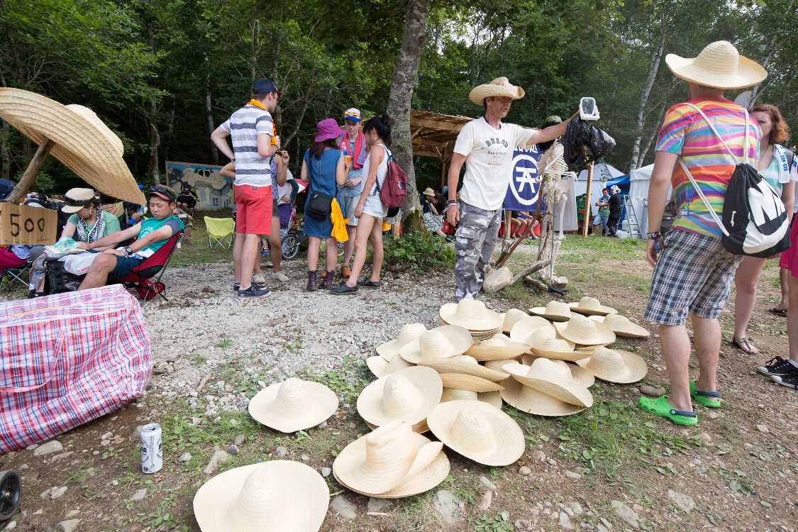鏡は手持ち。缶ビールを飲みながら営業していた。