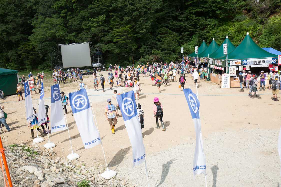 奥は富士映劇のスクリーン。