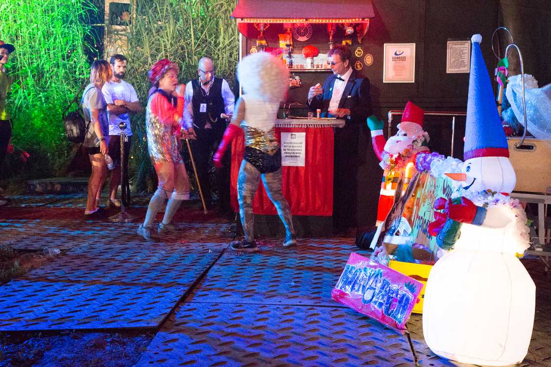 ナイトクラブの手前の人。