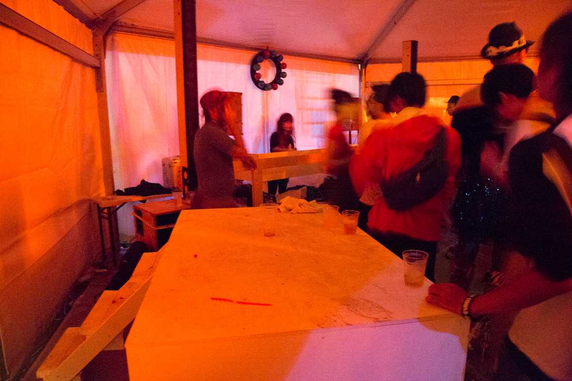 奥の女性がDJ。パーカッシブな音のDJでした。