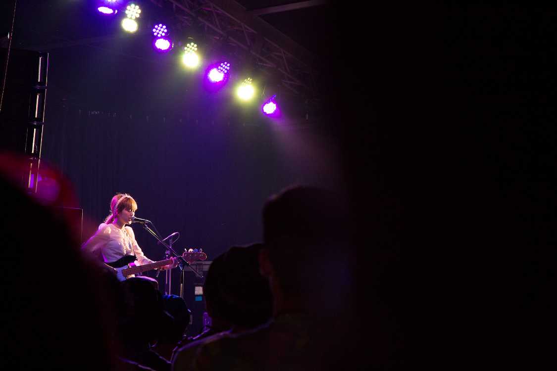 ベースは女性。