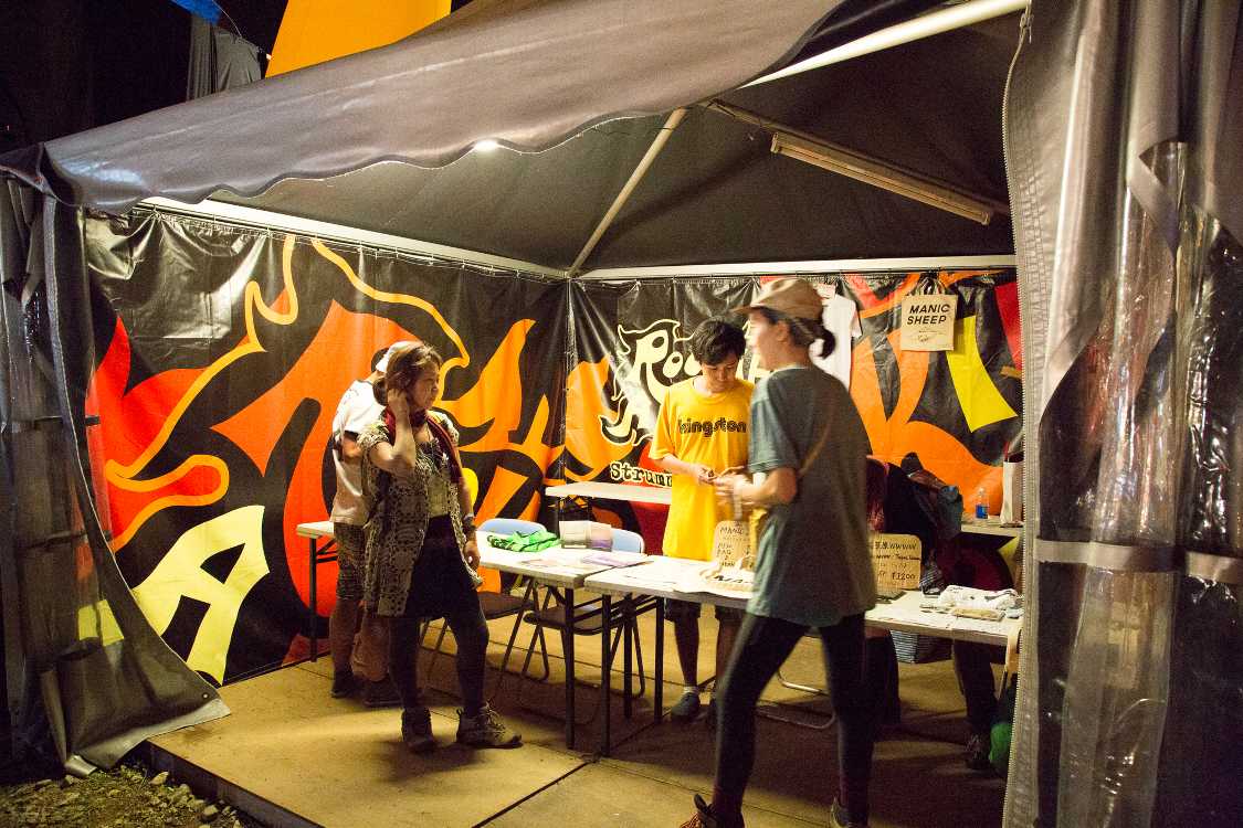 ステージ左の物販テント。