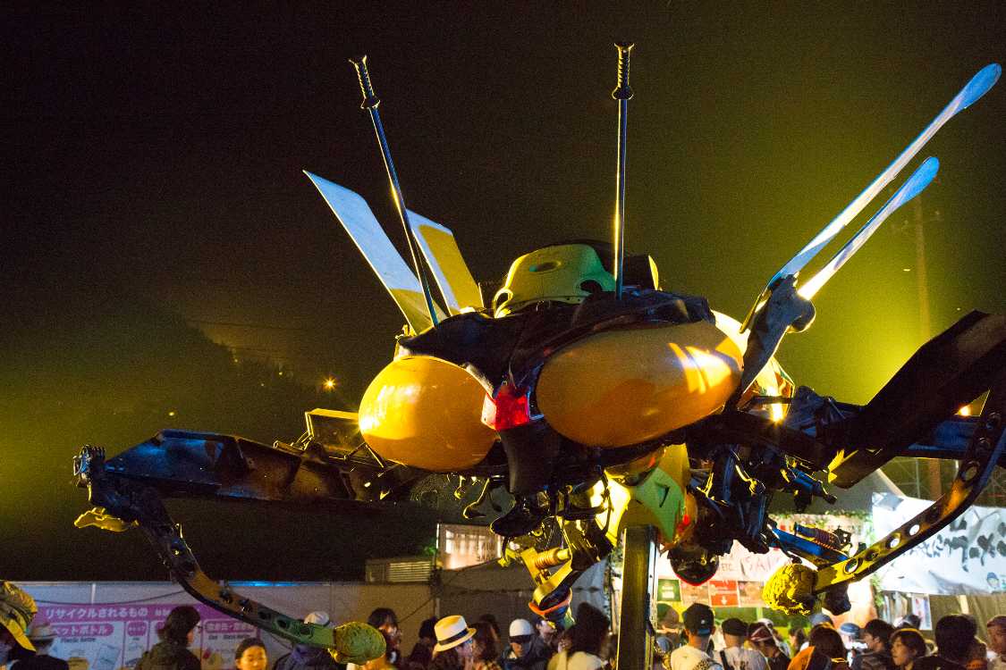 虫をイメージしているとすれば、これが前方。