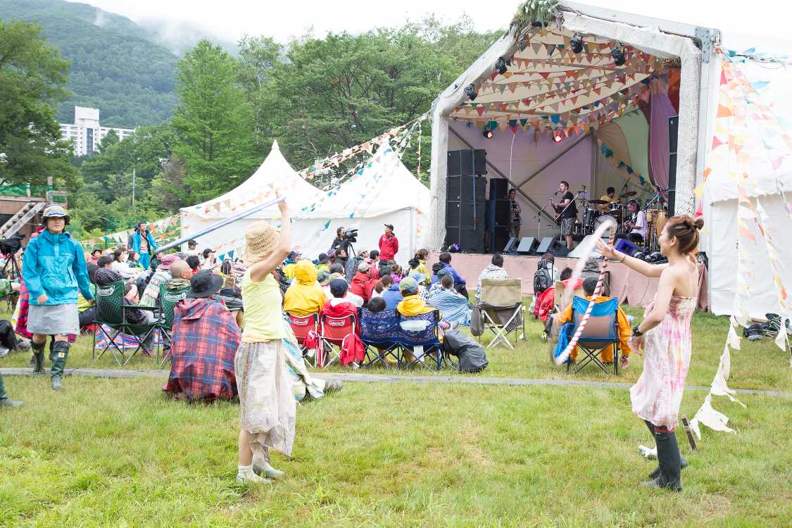 オレンジコートに似たステージで、オレンジコートより小さいステージ。