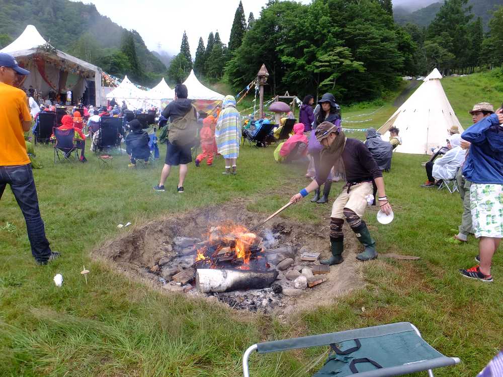 ピラミッドガーデンのたき火。