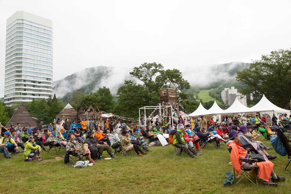 ステージを見るならいすはあった方がいいようだ。