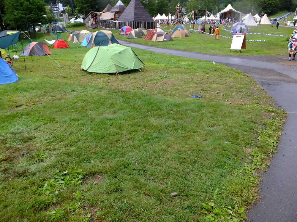 テントの場所によってはステージが見える。