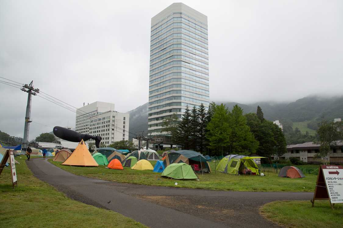 奥が入場ゲート方面、手前がピラミッドガーデン。