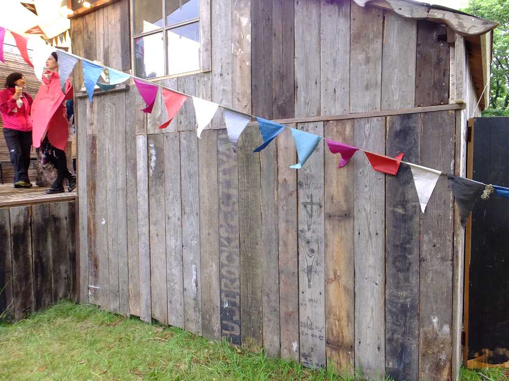 ボードウォークの古い板を使用。