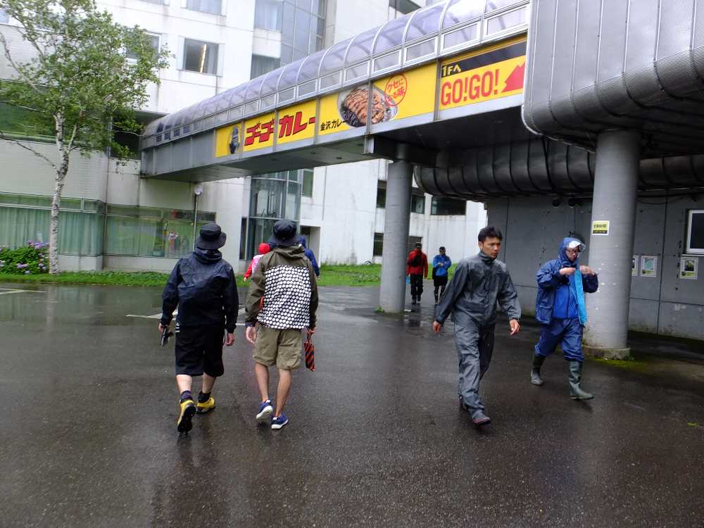 ゴンドラに直結の通路をくぐる。