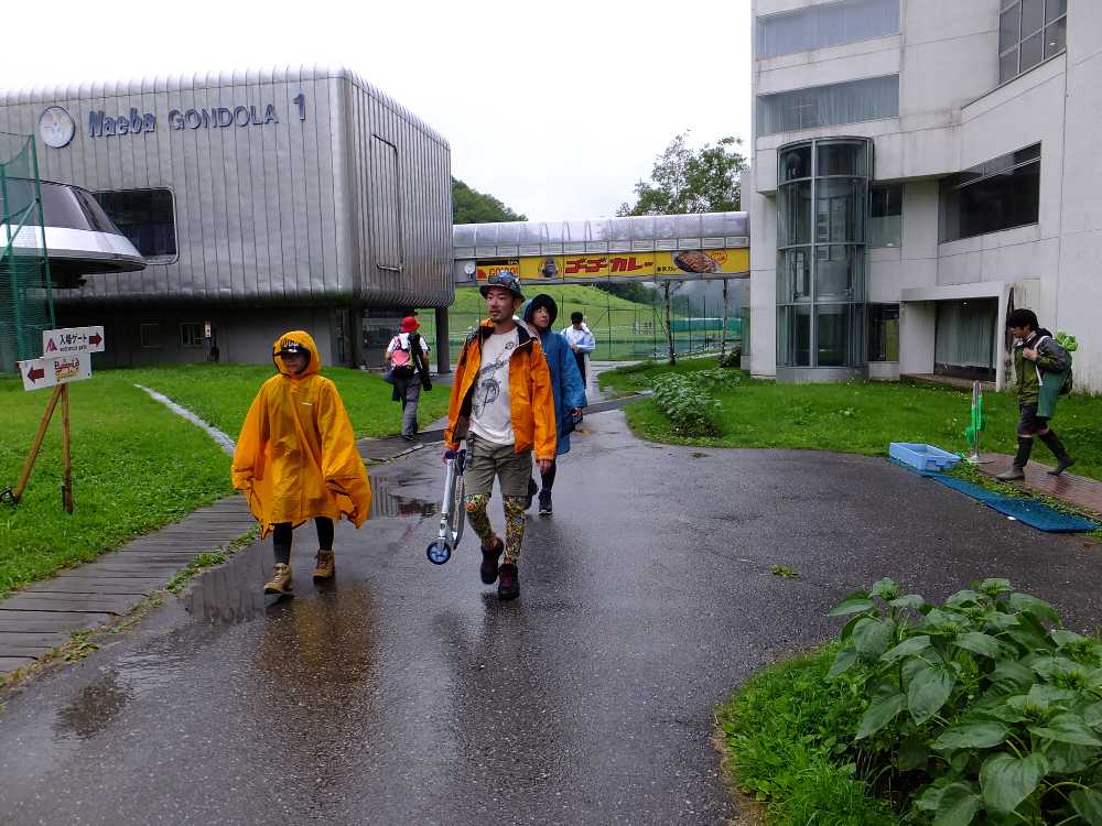 ピラミッドガーデンからキャンプサイト方面へ。