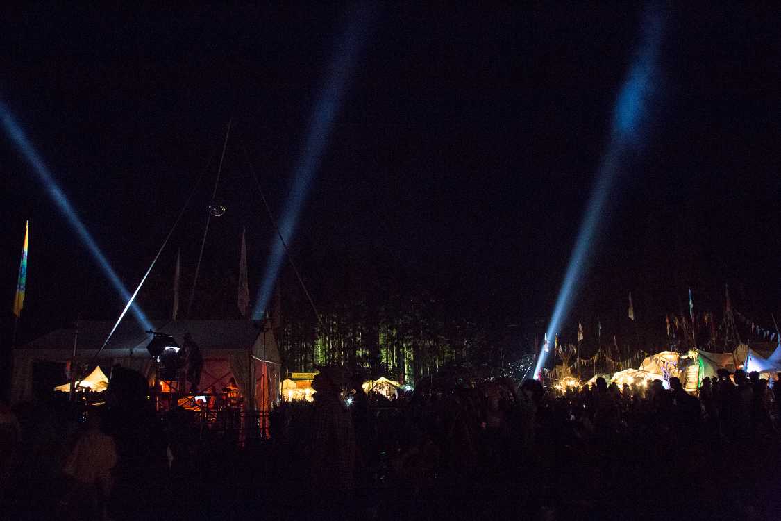 フィールド・オブ・ヘブンから光が3本。