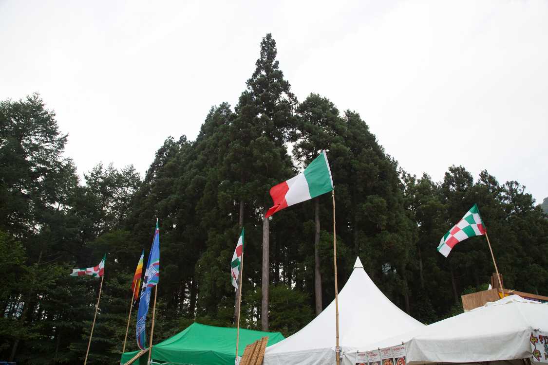 さくらぐみのテントの上はイタリアの国旗がはためく。