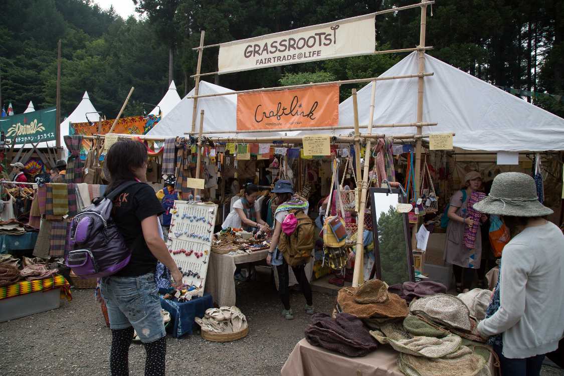 女性の客が多い。