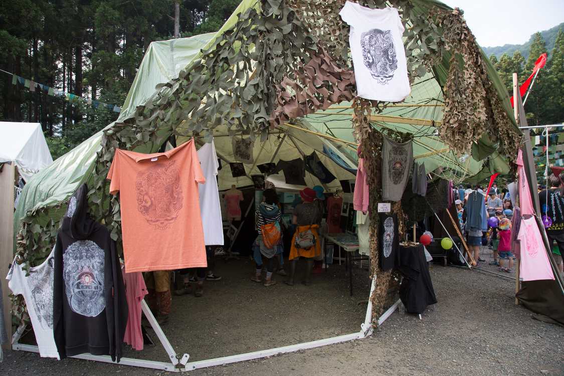 メキシコの民族戦線を支持する店。ドアーズやジョン・レノンの写真もあるので1960年代から70年代の革命運動を継承しようという趣旨の物販店。