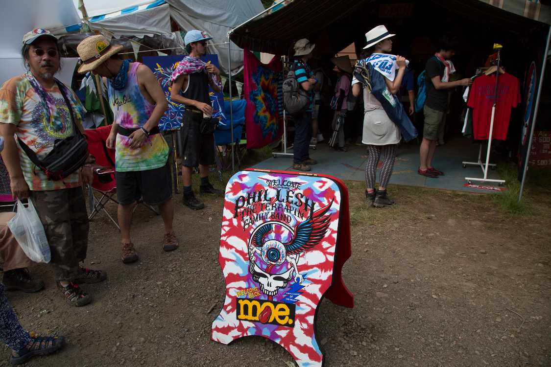 フィル・レッシュとMoe.仕様の看板。