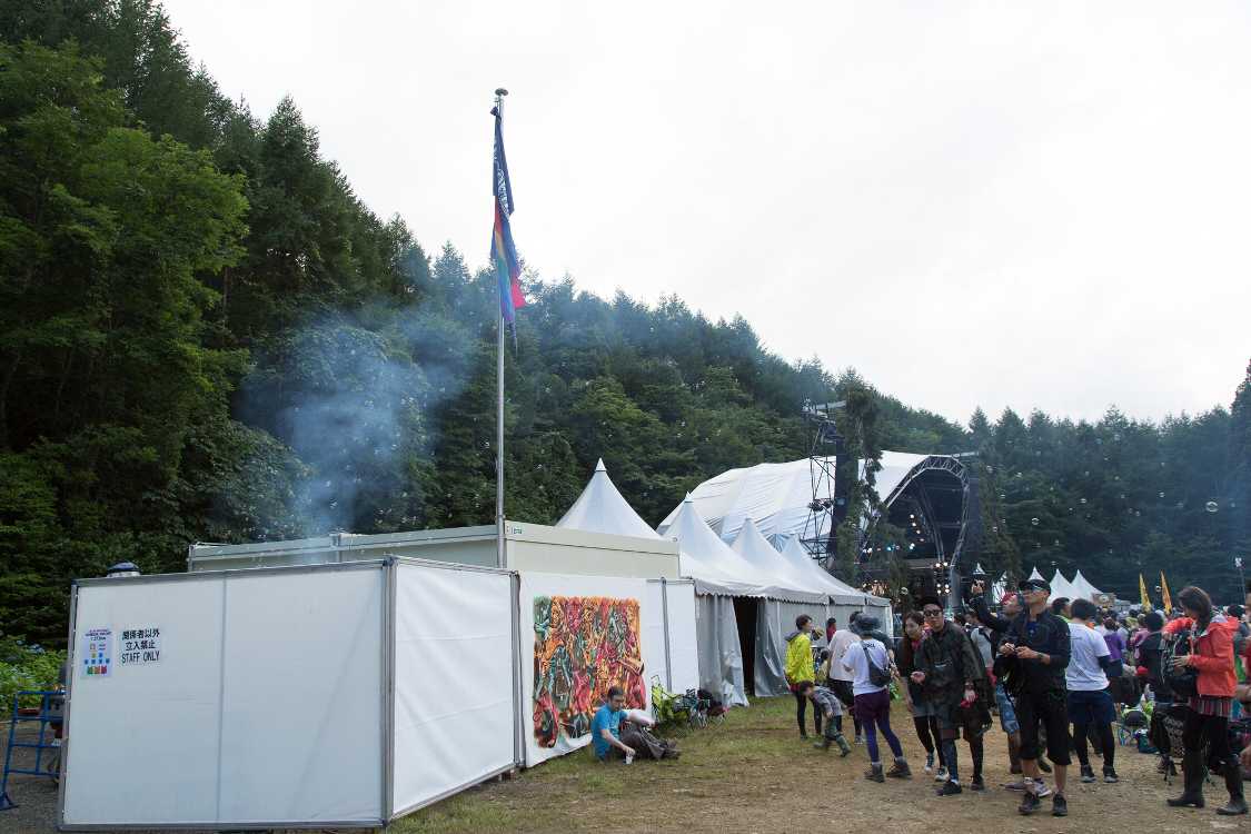 機械で自動的に作っているとみられる。