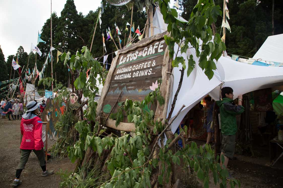 ロータスカフェ前。