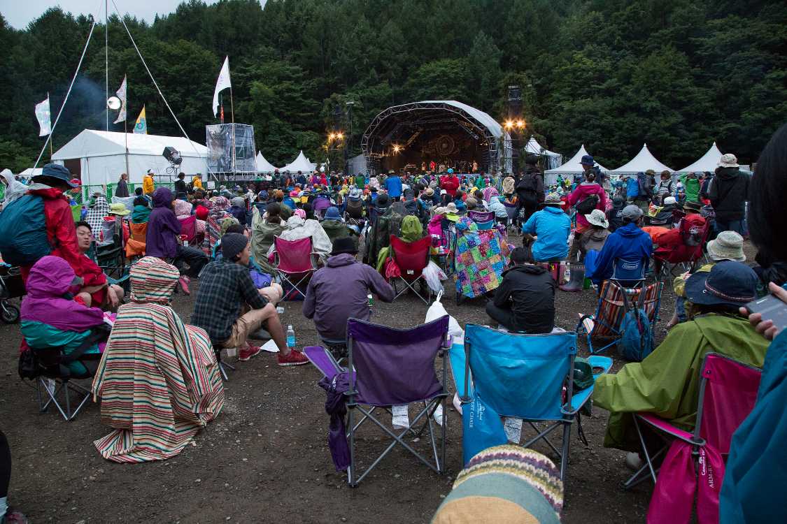 日曜。雨が降ったので雨具を着ている。