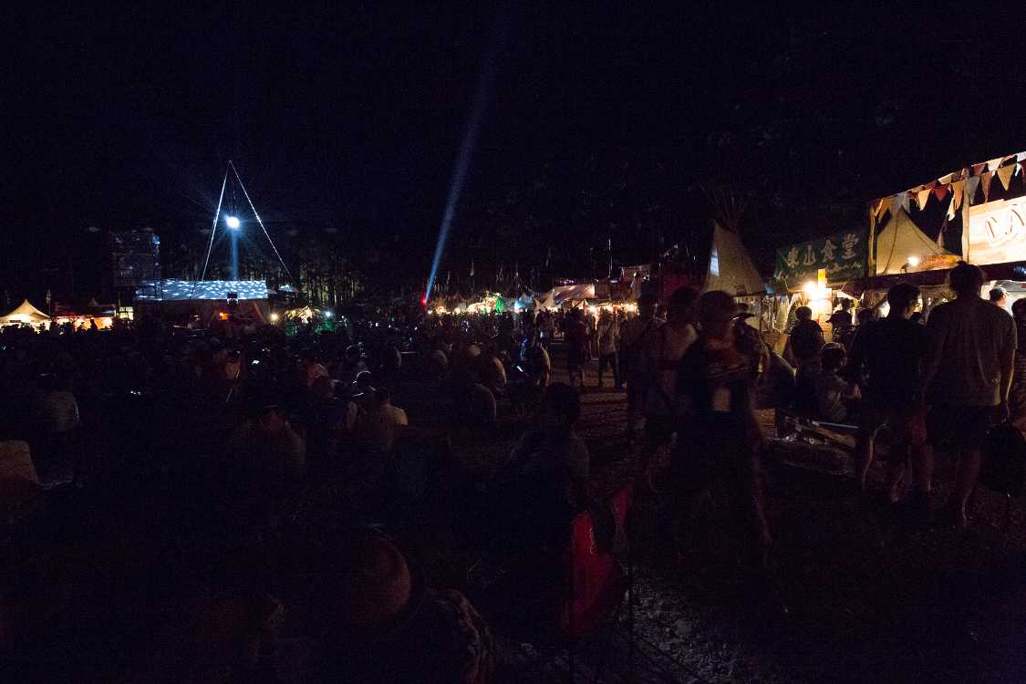 暗くて分かりにくいが後方まで観客がいる。