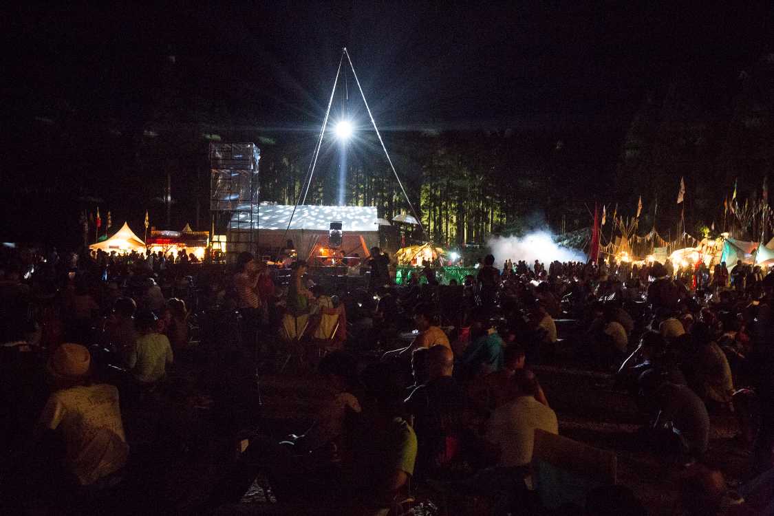 後方はみんないすに座って見る。