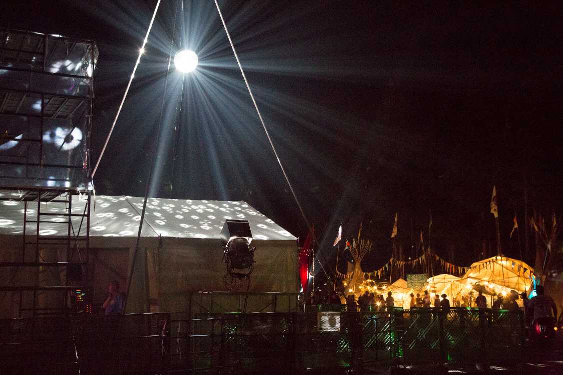 土曜の午前0時、金曜の午後12時。フィールド・オブ・ヘブンの公演が終わって約1時間後。