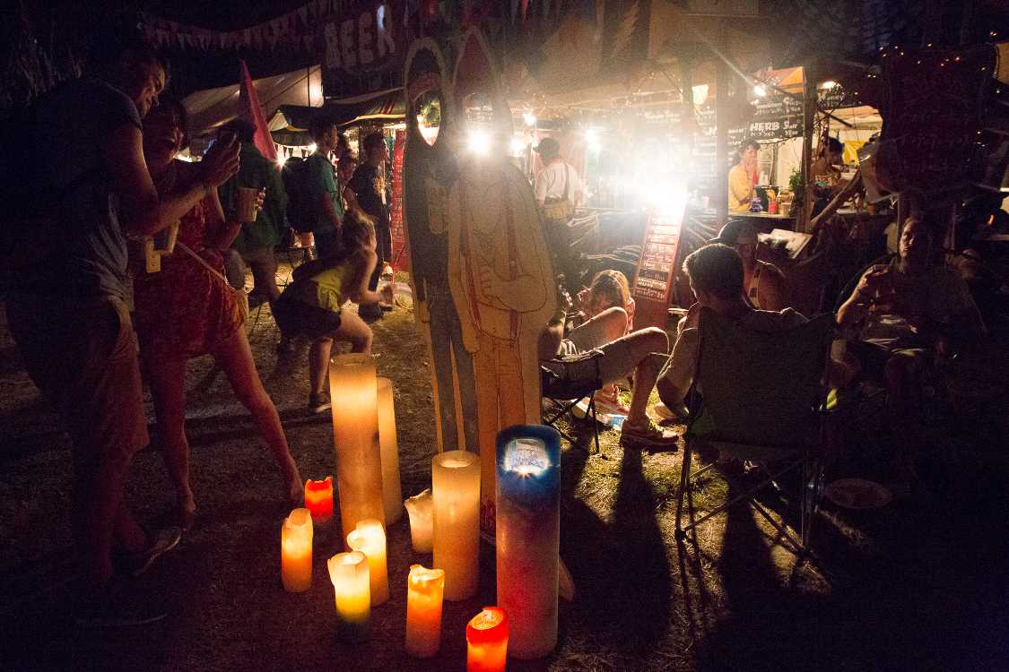 飲食店はまだ営業していた。