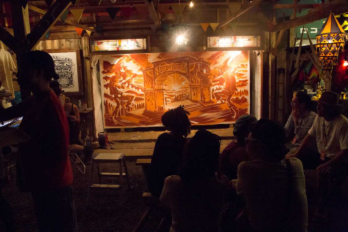 よく見ると現実にはありえない光景だ。