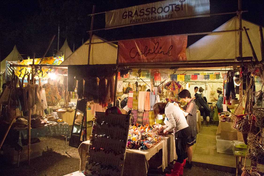 テントの中は明るい。