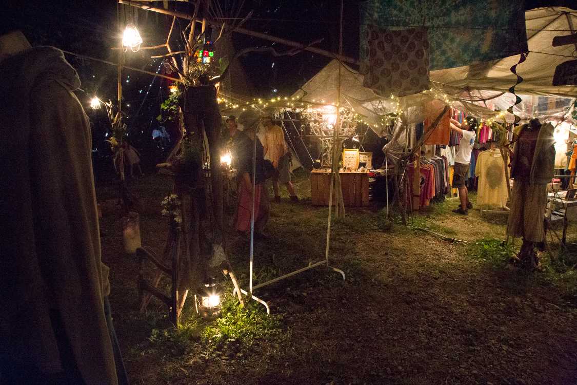 店はだいたいこのくらいの明るさ。