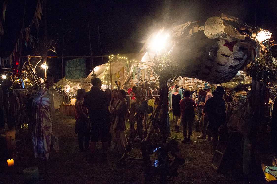 足もとにところどころロウソクがあるのは、着ている服によっては危ない。