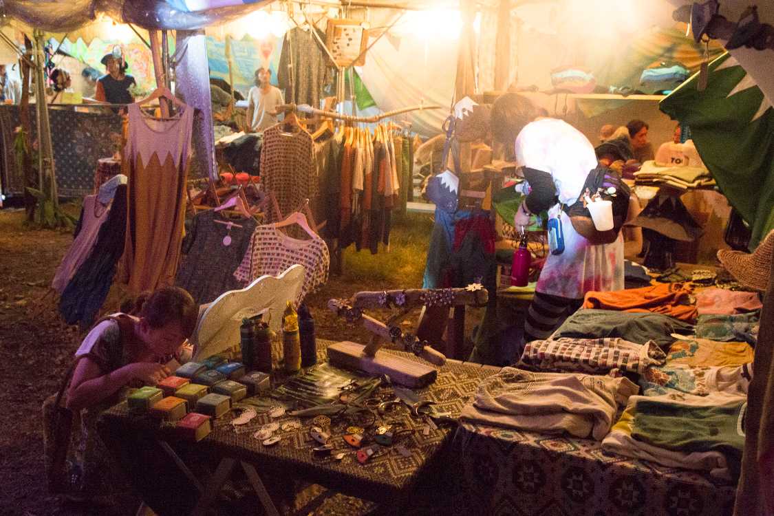 ロータスカフェ前の衣料品店。