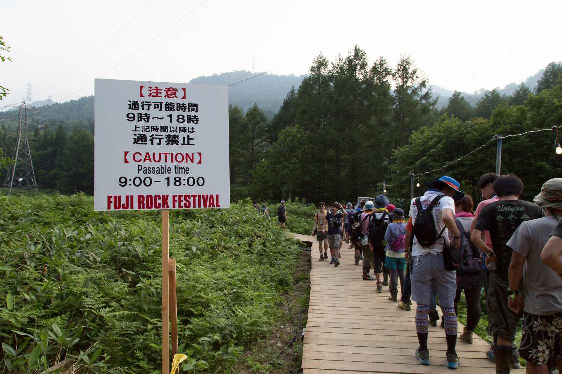 右側はトイレの行列。