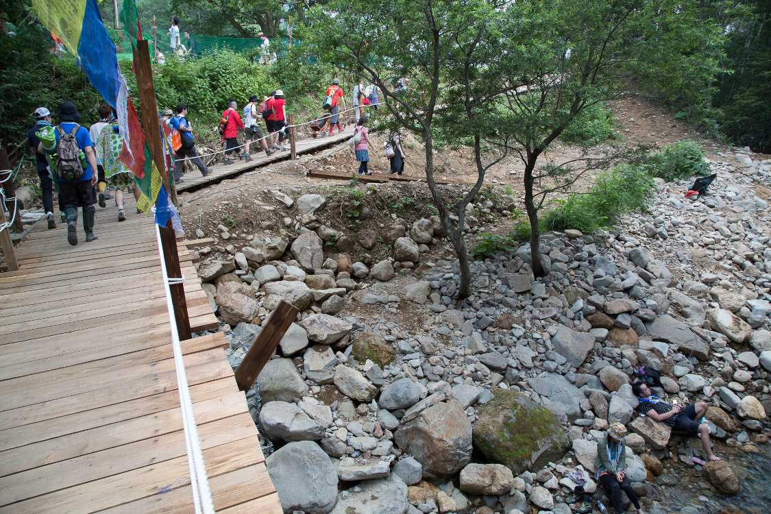 旧ルートから降りる人。