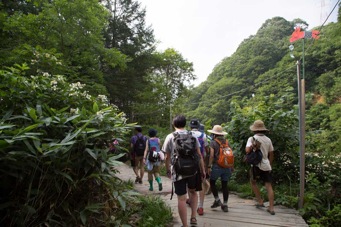 ホワイトステージの奥に入っていく。